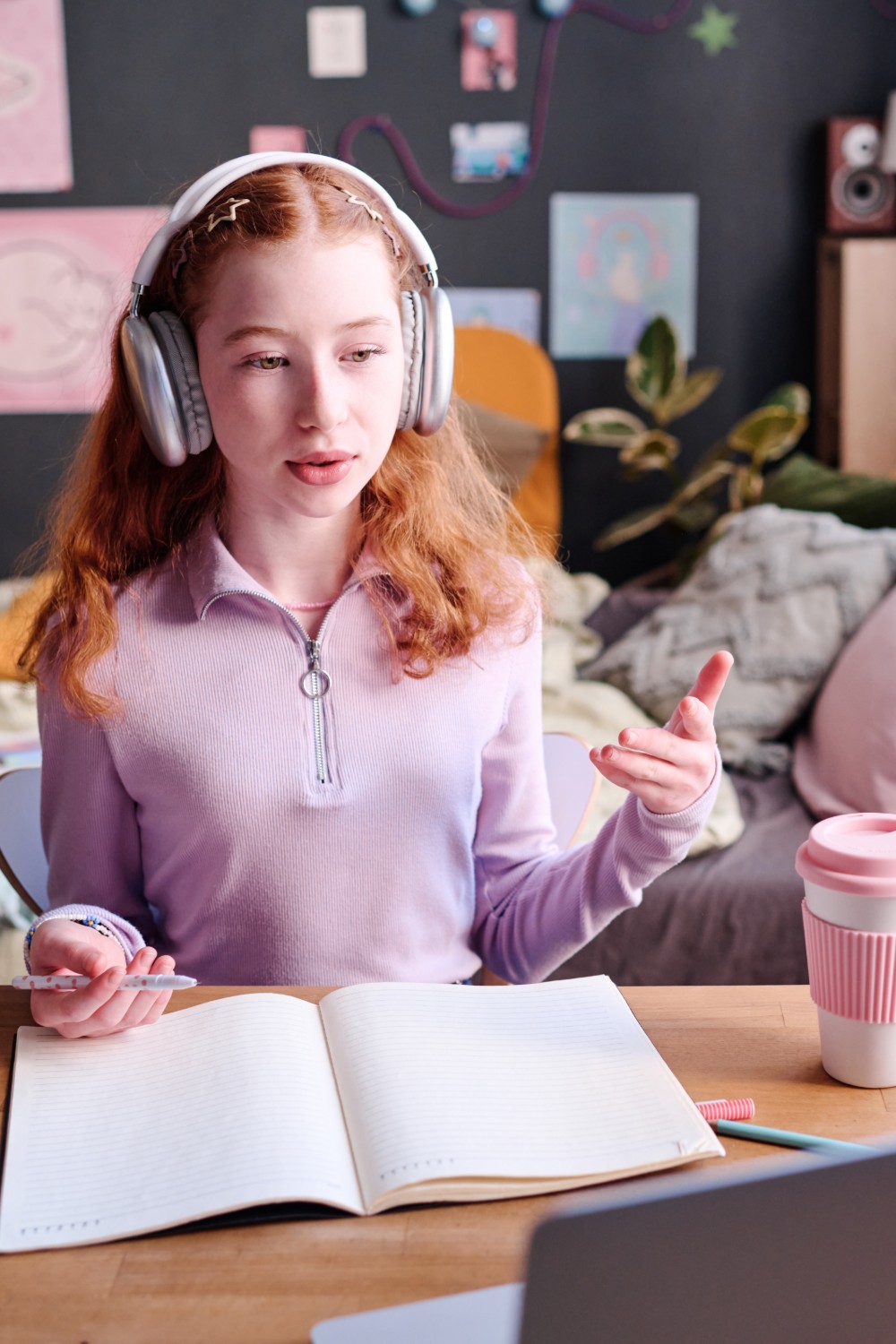 Studentka se sluchátky