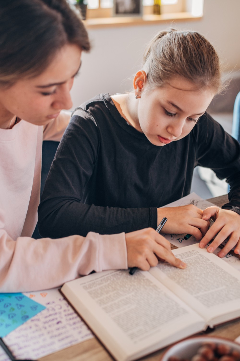 Dívka se učí s lektorkou